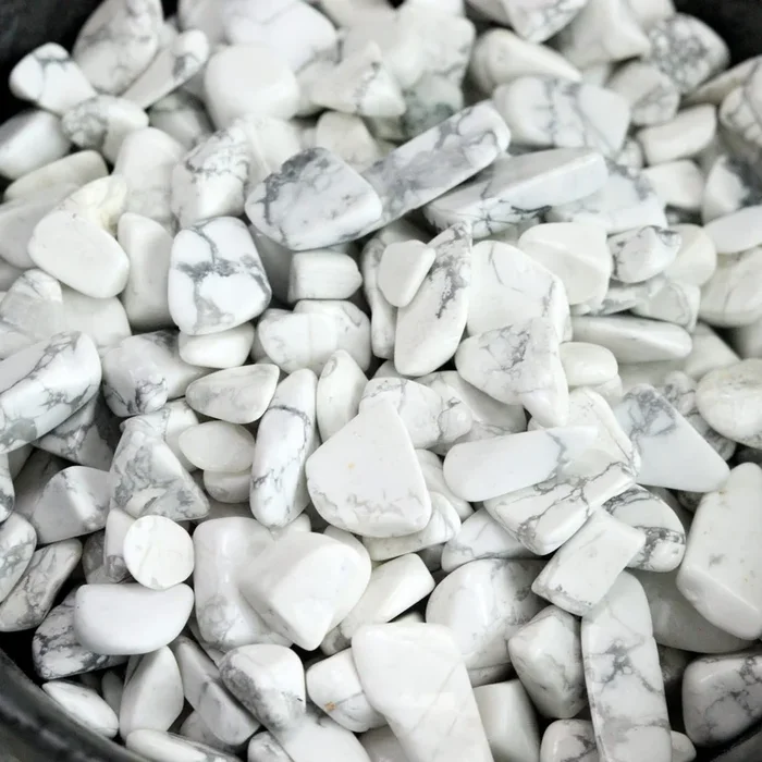 1Lb Howlite Aquarium Gravel Rocks Natural Tumbled Healing Crystal Chips Bulk Gemstones Crushed Stones For Fountain Vase Filler Planters Decorative Fish Tank Potted Reiki Energy Balancing